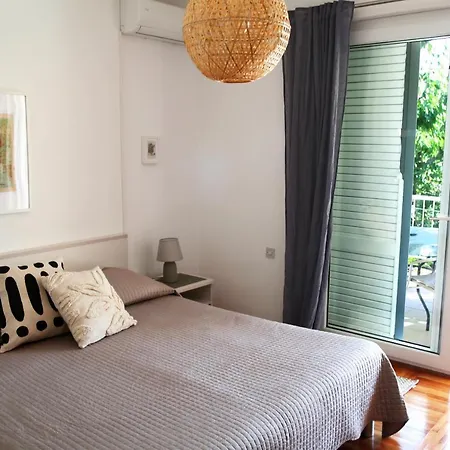 Hart Apartment *